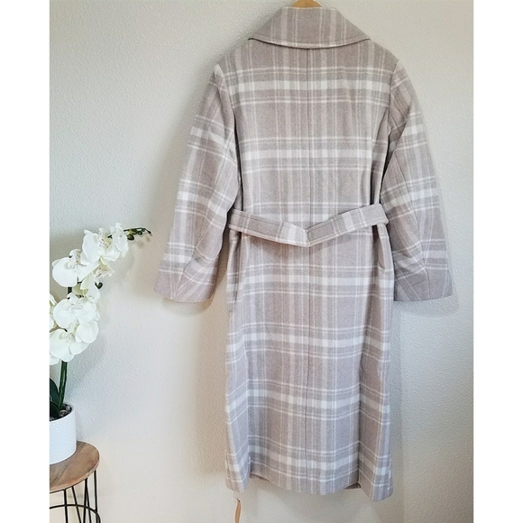 Reformation Middlefield Coat in Beige Plaid - Picture 3 of 10